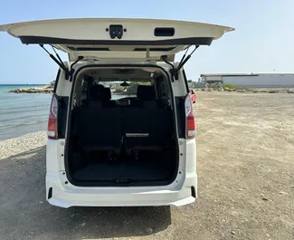 Nissan Serena 2018 met Vooraandrijving systeem, beschikbaar in Larnaca.