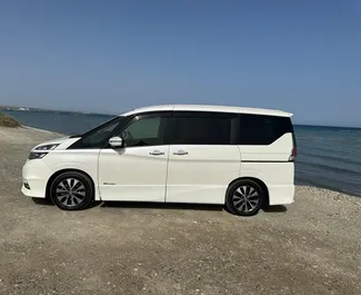 Vooraanzicht van een huurauto Nissan Serena in Larnaca, Cyprus ✓ Auto #10321. ✓ Transmissie Automatisch TM ✓ 0 beoordelingen.