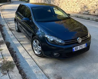 Vooraanzicht van een huurauto Volkswagen Golf 6 in Tirana, Albanië ✓ Auto #10425. ✓ Transmissie Automatisch TM ✓ 0 beoordelingen.