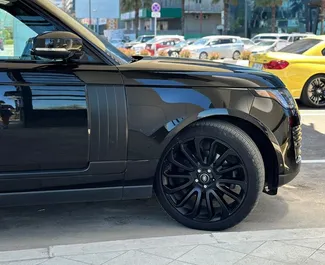 Interieur van Land Rover Range Rover te huur in Georgië. Een geweldige auto met 5 zitplaatsen en een Automatisch transmissie.