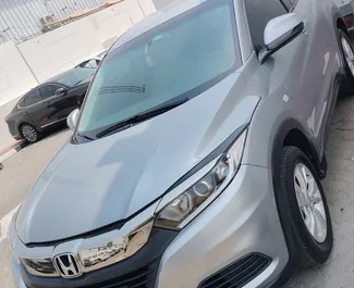 Vooraanzicht van een huurauto Honda HR-V in Dubai, Verenigde Arabische Emiraten ✓ Auto #10368. ✓ Transmissie Automatisch TM ✓ 0 beoordelingen.