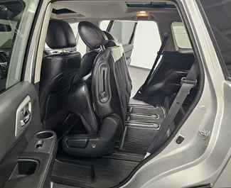 Interieur van Nissan Pathfinder te huur in Georgië. Een geweldige auto met 7 zitplaatsen en een Automatisch transmissie.