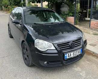 Vooraanzicht van een huurauto Volkswagen Polo in Tirana, Albanië ✓ Auto #10489. ✓ Transmissie Handmatig TM ✓ 0 beoordelingen.