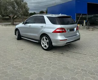 Vooraanzicht van een huurauto Mercedes-Benz ML350 op de luchthaven van Tirana, Albanië ✓ Auto #10469. ✓ Transmissie Automatisch TM ✓ 0 beoordelingen.