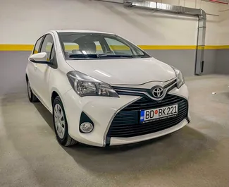 Vooraanzicht van een huurauto Toyota Yaris in Budva, Montenegro ✓ Auto #10377. ✓ Transmissie Automatisch TM ✓ 0 beoordelingen.