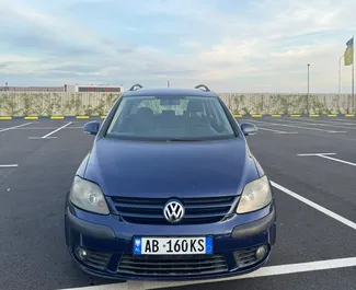 Vooraanzicht van een huurauto Volkswagen Golf Plus op de luchthaven van Tirana, Albanië ✓ Auto #10305. ✓ Transmissie Handmatig TM ✓ 0 beoordelingen.