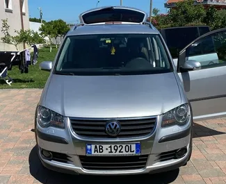 Vooraanzicht van een huurauto Volkswagen Touran in Tirana, Albanië ✓ Auto #10499. ✓ Transmissie Automatisch TM ✓ 0 beoordelingen.