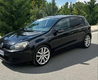 Vooraanzicht van een huurauto Volkswagen Golf 6 in Tirana, Albanië ✓ Auto #10426. ✓ Transmissie Automatisch TM ✓ 0 beoordelingen.