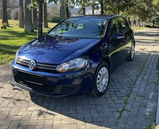 Vooraanzicht van een huurauto Volkswagen Golf 6 in Tirana, Albanië ✓ Auto #10424. ✓ Transmissie Automatisch TM ✓ 0 beoordelingen.