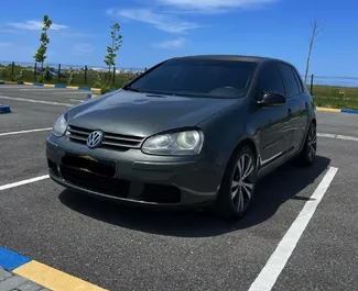 Vooraanzicht van een huurauto Volkswagen Golf 5 in Durrës, Albanië ✓ Auto #10230. ✓ Transmissie Handmatig TM ✓ 0 beoordelingen.