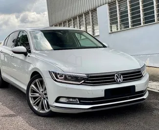 Vooraanzicht van een huurauto Volkswagen Passat in Budva, Montenegro ✓ Auto #10375. ✓ Transmissie Automatisch TM ✓ 0 beoordelingen.