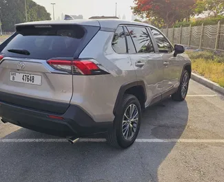 Verhuur Toyota Rav4. Comfort, SUV, Crossover Auto te huur in de VAE ✓ Borg van Borg van 1000 AED ✓ Verzekeringsmogelijkheden TPL, CDW.