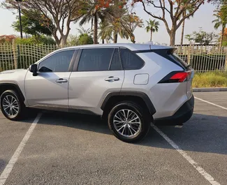 Vooraanzicht van een huurauto Toyota Rav4 in Dubai, Verenigde Arabische Emiraten ✓ Auto #10367. ✓ Transmissie Automatisch TM ✓ 0 beoordelingen.