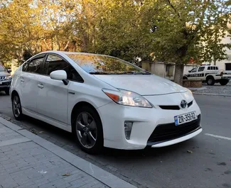 Vooraanzicht van een huurauto Toyota Prius in Koetaisi, Georgië ✓ Auto #7967. ✓ Transmissie Automatisch TM ✓ 0 beoordelingen.