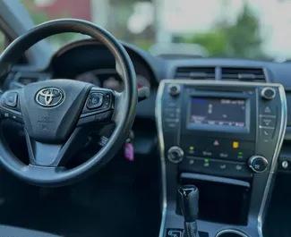 Interieur van Toyota Camry te huur in Georgië. Een geweldige auto met 5 zitplaatsen en een Automatisch transmissie.