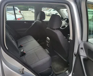 Verhuur Volkswagen Tiguan. Comfort, Crossover Auto te huur in Georgië ✓ Borg van Zonder Borg ✓ Verzekeringsmogelijkheden TPL, CDW, SCDW, FDW, Passagiers, Diefstal, Geen storting.