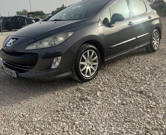 Vooraanzicht van een huurauto Peugeot 308 op de luchthaven van Tirana, Albanië ✓ Auto #10443. ✓ Transmissie Automatisch TM ✓ 1 beoordelingen.