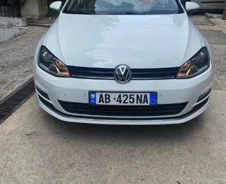 Vooraanzicht van een huurauto Volkswagen Golf 7 op de luchthaven van Tirana, Albanië ✓ Auto #10634. ✓ Transmissie Automatisch TM ✓ 0 beoordelingen.