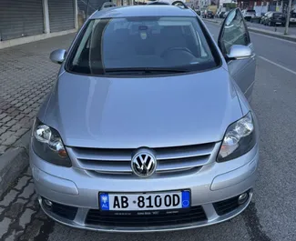 Vooraanzicht van een huurauto Volkswagen Golf Plus in Durrës, Albanië ✓ Auto #10137. ✓ Transmissie Handmatig TM ✓ 1 beoordelingen.