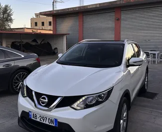 Vooraanzicht van een huurauto Nissan Qashqai op de luchthaven van Tirana, Albanië ✓ Auto #10529. ✓ Transmissie Automatisch TM ✓ 0 beoordelingen.