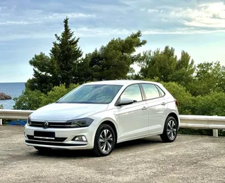 Vooraanzicht van een huurauto Volkswagen Polo in Budva, Montenegro ✓ Auto #10211. ✓ Transmissie Automatisch TM ✓ 0 beoordelingen.