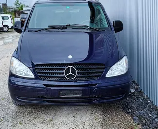 Vooraanzicht van een huurauto Mercedes-Benz Vito in Tirana, Albanië ✓ Auto #10506. ✓ Transmissie Automatisch TM ✓ 0 beoordelingen.