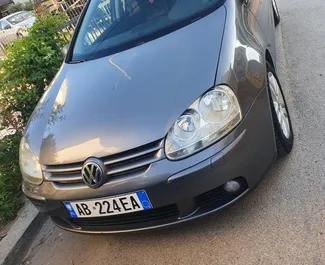 Vooraanzicht van een huurauto Volkswagen Golf 5 in Durrës, Albanië ✓ Auto #8610. ✓ Transmissie Automatisch TM ✓ 0 beoordelingen.