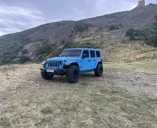 Vooraanzicht van een huurauto Jeep Wrangler Rubicon in Tbilisi, Georgië ✓ Auto #10528. ✓ Transmissie Automatisch TM ✓ 0 beoordelingen.