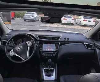 Interieur van Nissan Qashqai te huur in Albanië. Een geweldige auto met 5 zitplaatsen en een Automatisch transmissie.