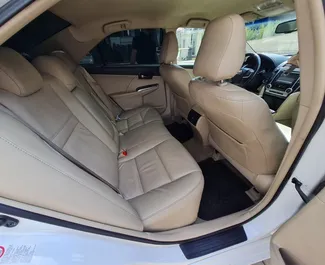 Interieur van Toyota Camry te huur in Georgië. Een geweldige auto met 5 zitplaatsen en een Automatisch transmissie.