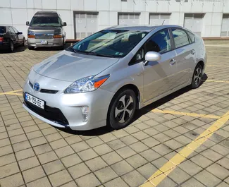 Vooraanzicht van een huurauto Toyota Prius in Batumi, Georgië ✓ Auto #10566. ✓ Transmissie Automatisch TM ✓ 0 beoordelingen.