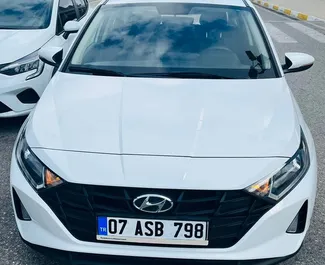 Vooraanzicht van een huurauto Hyundai i20 op de luchthaven van Antalya, Turkije ✓ Auto #4901. ✓ Transmissie Automatisch TM ✓ 1 beoordelingen.