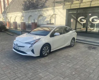 Vooraanzicht van een huurauto Toyota Prius in Koetaisi, Georgië ✓ Auto #10688. ✓ Transmissie Automatisch TM ✓ 0 beoordelingen.