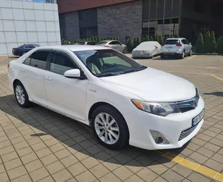 Vooraanzicht van een huurauto Toyota Camry in Batumi, Georgië ✓ Auto #10565. ✓ Transmissie Automatisch TM ✓ 0 beoordelingen.