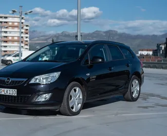 Vooraanzicht van een huurauto Opel Astra Sports Tourer in Podgorica, Montenegro ✓ Auto #10576. ✓ Transmissie Automatisch TM ✓ 1 beoordelingen.