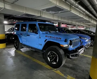 Interieur van Jeep Wrangler Rubicon te huur in Georgië. Een geweldige auto met 5 zitplaatsen en een Automatisch transmissie.