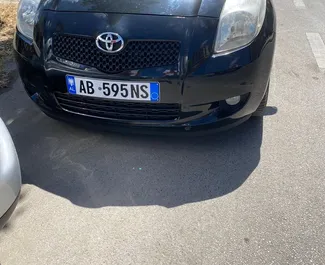 Vooraanzicht van een huurauto Toyota Yaris in Durrës, Albanië ✓ Auto #8604. ✓ Transmissie Handmatig TM ✓ 1 beoordelingen.