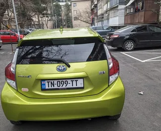 Toyota Prius C 2015 beschikbaar voor verhuur in Tbilisi, met een kilometerlimiet van onbeperkt.