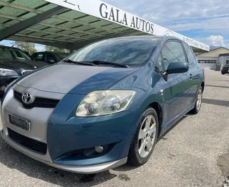 Vooraanzicht van een huurauto Toyota Auris in Durrës, Albanië ✓ Auto #10673. ✓ Transmissie Handmatig TM ✓ 0 beoordelingen.