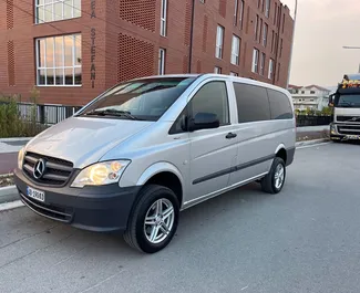 Vooraanzicht van een huurauto Mercedes-Benz Vito in Tirana, Albanië ✓ Auto #10502. ✓ Transmissie Automatisch TM ✓ 0 beoordelingen.