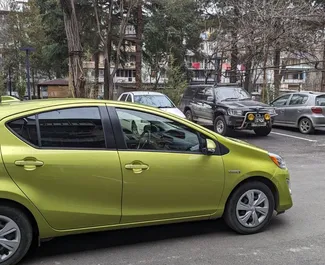 Verhuur Toyota Prius C. Economy, Comfort Auto te huur in Georgië ✓ Borg van Borg van 50 GEL ✓ Verzekeringsmogelijkheden TPL, FDW, Passagiers.