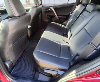 Interieur van Toyota Rav4 te huur in Georgië. Een geweldige auto met 5 zitplaatsen en een Automatisch transmissie.