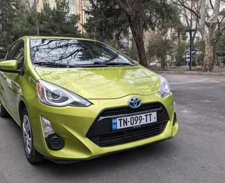 Vooraanzicht van een huurauto Toyota Prius C in Tbilisi, Georgië ✓ Auto #10669. ✓ Transmissie Automatisch TM ✓ 0 beoordelingen.