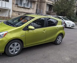 Autohuur Toyota Prius C 2015 in in Georgië, met Benzine brandstof en 120 pk ➤ Vanaf 80 GEL per dag.