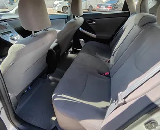 Interieur van Toyota Prius te huur in Georgië. Een geweldige auto met 5 zitplaatsen en een Automatisch transmissie.