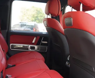 Interieur van Mercedes-Benz G63 AMG te huur in de VAE. Een geweldige auto met 5 zitplaatsen en een Automatisch transmissie.