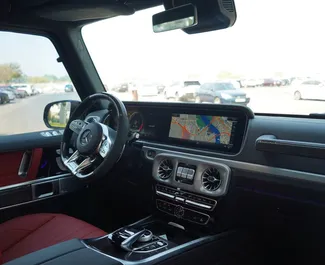 Mercedes-Benz G63 AMG 2022 beschikbaar voor verhuur in Dubai, met een kilometerlimiet van 250 km/dag.