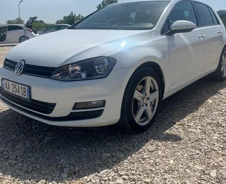 Vooraanzicht van een huurauto Volkswagen Golf 7 op de luchthaven van Tirana, Albanië ✓ Auto #10517. ✓ Transmissie Handmatig TM ✓ 0 beoordelingen.