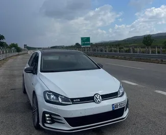 Vooraanzicht van een huurauto Volkswagen Golf 7 op de luchthaven van Tirana, Albanië ✓ Auto #10516. ✓ Transmissie Automatisch TM ✓ 0 beoordelingen.