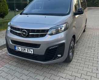 Vooraanzicht van een huurauto Opel Zafira Life in Istanbul, Turkije ✓ Auto #6672. ✓ Transmissie Automatisch TM ✓ 3 beoordelingen.